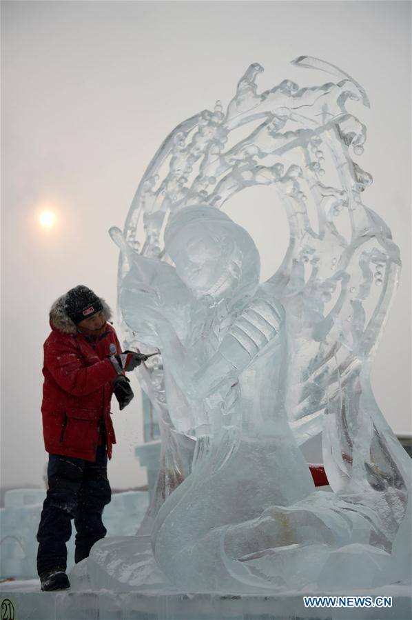 CHINA-HEILONGJIANG-HARBIN-ICE SCULPTURE (CN)