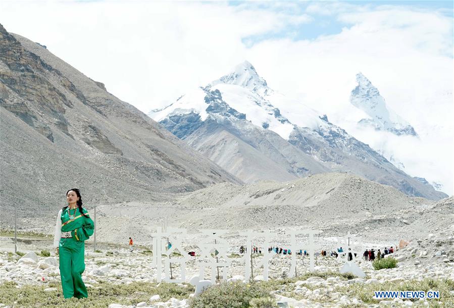 CHINA-TIBET-QOMOLANGMA-COSTUME SHOW (CN)