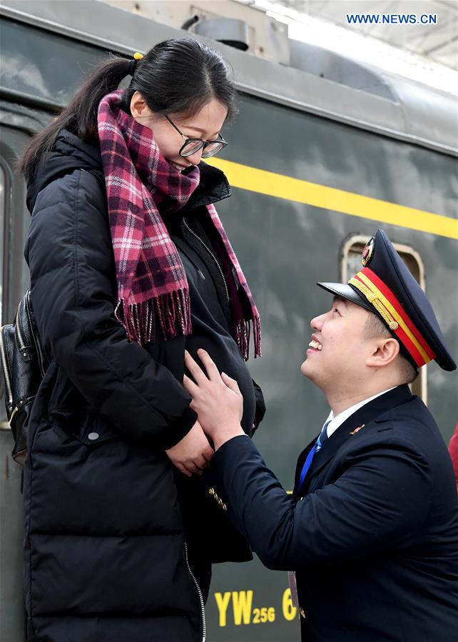 CHINA-LANTERN FESTIVAL-TRAIN ATTENDANT-FAMILY REUNION (CN)