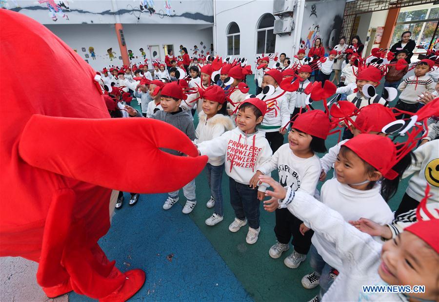 CHINA-ZHEJIANG-CHANGXING-CRAB FESTIVAL FOR CHILDREN (CN)