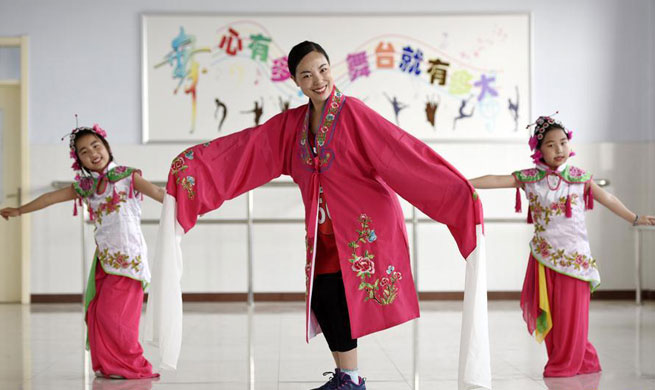 Pupils have opera lessons in Xingtai, N China's Hebei