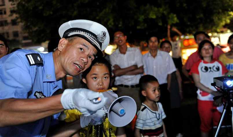 “亮灯警察”的为民情怀