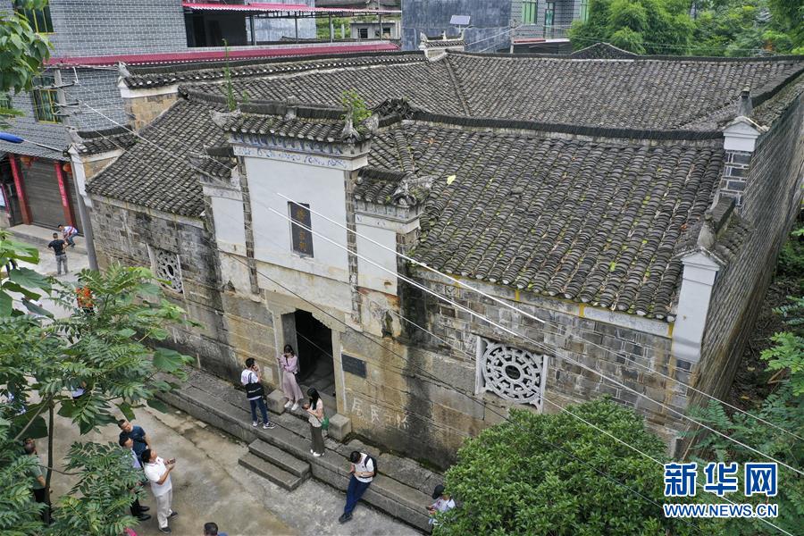 （壮丽70年·奋斗新时代——记者再走长征路·图文互动）（3）星火遍洒川黔边，红色记忆代代传