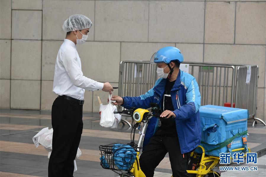 （聚焦复工复产·图文互动）（1）触网接单、开发简餐、直播卖货——餐企换招自救