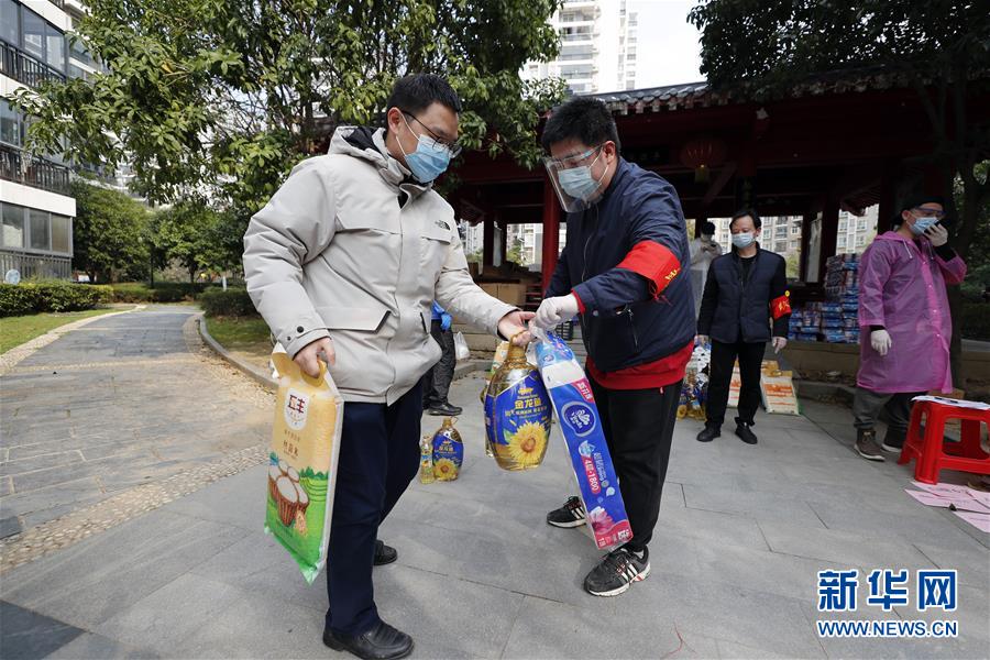 （新华全媒头条·图文互动）（2）星火成炬——记战“疫”中的志愿服务英雄