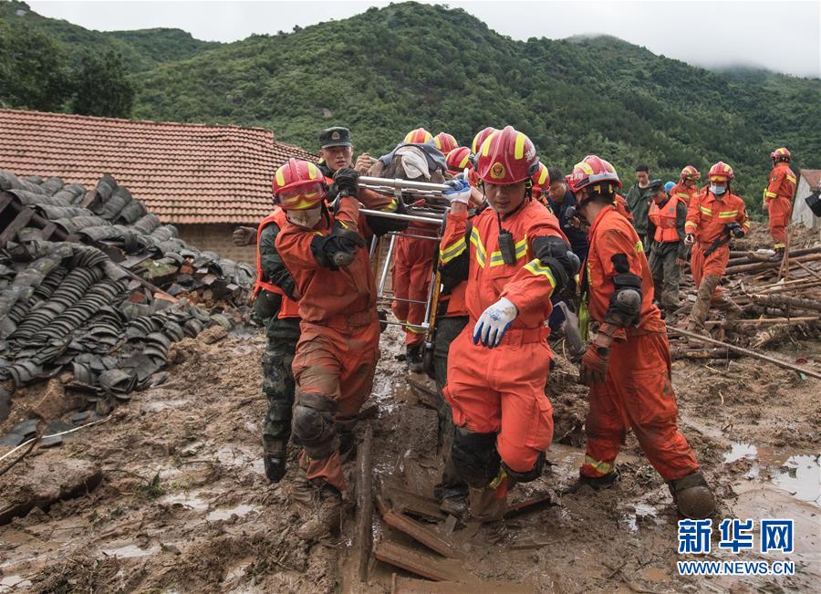 （防汛抗洪·图文互动）（1）湖北黄梅山体滑坡事故救援纪实