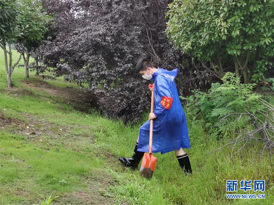 （新华全媒头条·图文互动）（7）青春出列——暴雨洪峰中的热血成人礼