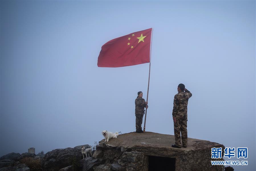 （壮丽70年·奋斗新时代——共和国荣光·图文互动）（1）王继才：“让我一辈子守着这面旗！”