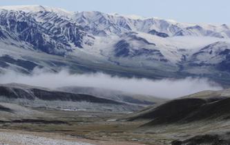 祁连山九月迎秋雪 雪山雾?；杂陈躺菰? />  
<div>祁连山九月迎秋雪 雪山雾海辉映绿色草原</div>
</a> 
</div>
<div   id=