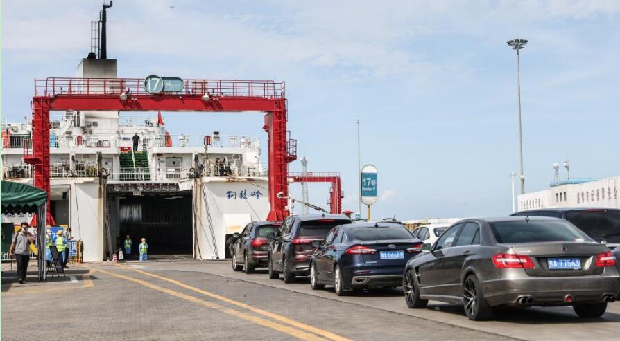 海南首批搭乘轮渡离岛的滞留旅客返程