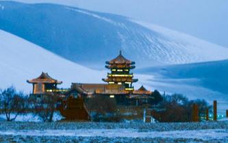 古郡敦煌迎新年初雪 雪漠风光引游人