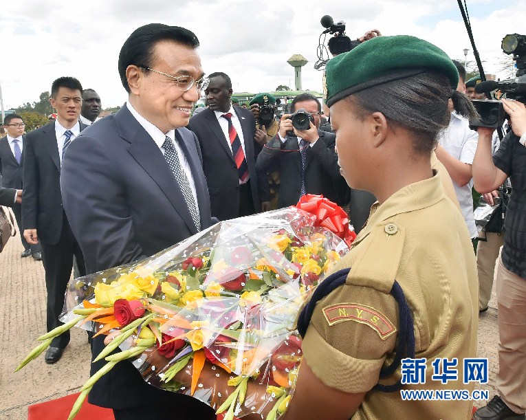 5月11日，中国国务院总理李克强参观肯尼亚国家青年服务队。这是服务队队员向李克强敬献鲜花。 新华社记者 李涛 摄