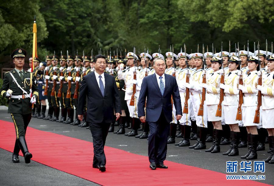 5月19日，国家主席习近平在上海同哈萨克斯坦总统纳扎尔巴耶夫举行会谈。这是会谈前，习近平在上海西郊会议中心广场为纳扎尔巴耶夫举行欢迎仪式。新华社记者 姚大伟 摄 