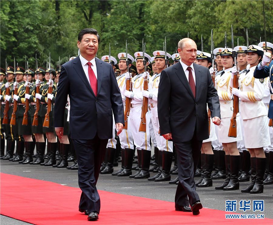 这是会谈前，习近平在上海西郊会议中心广场为普京举行欢迎仪式。 新华社记者 庞兴雷 摄 