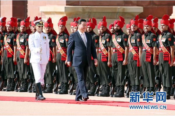 9月18日，国家主席习近平出席印度总统慕克吉在总统府举行的隆重欢迎仪式。 新华社记者 姚大伟 摄