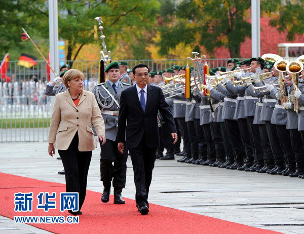 10月10日，德国总理默克尔在柏林总理府前广场举行隆重仪式，欢迎中国国务院总理李克强对德国进行正式访问。 新华社记者 饶爱民 摄 