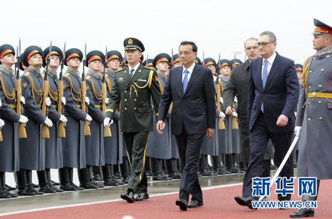 10月12日，中国国务院总理李克强乘专机抵达莫斯科，开始对俄罗斯进行正式访问并举行中俄总理第十九次定期会晤。俄方在机场举行隆重仪式，欢迎李克强总理。新华社记者 张铎 摄