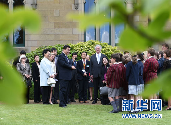 11月18日，国家主席习近平在澳大利亚塔斯马尼亚州与朗塞斯顿市斯科奇－欧克伯恩小学的小学生共同植树。新华社记者 马占成 摄