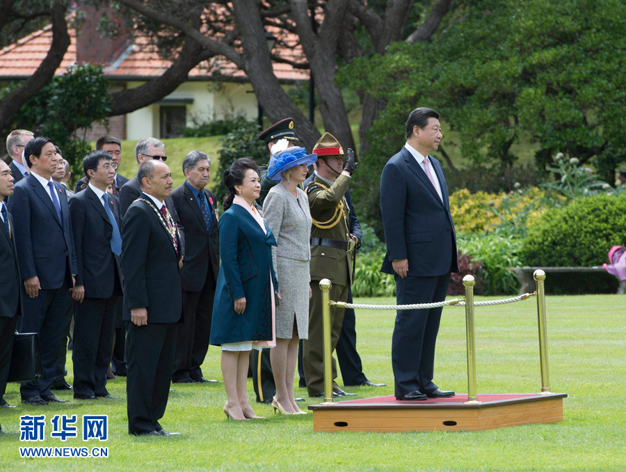 11月20日，中国国家主席习近平在惠灵顿总督府出席新西兰总督迈特帕里举行的欢迎仪式。这是习近平和夫人彭丽媛与迈特帕里总督夫妇在欢迎仪式上。新华社记者李学仁 摄