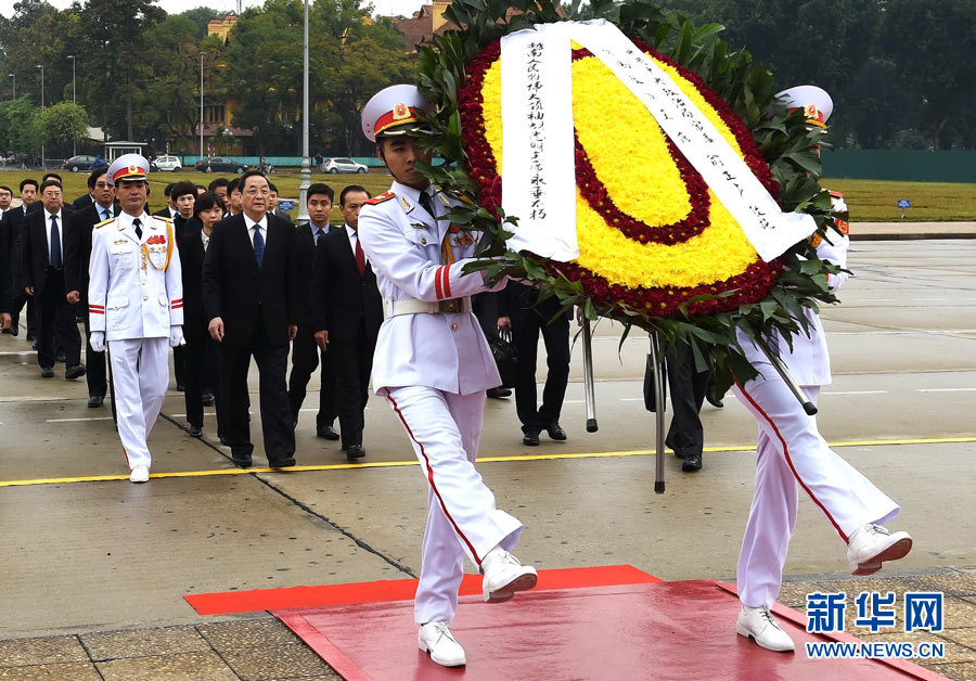 12月25日至27日，中共中央政治局常委、全国政协主席俞正声对越南进行正式访问。 这是12月27日，俞正声在河内瞻仰胡志明主席陵。新华社记者刘建生摄