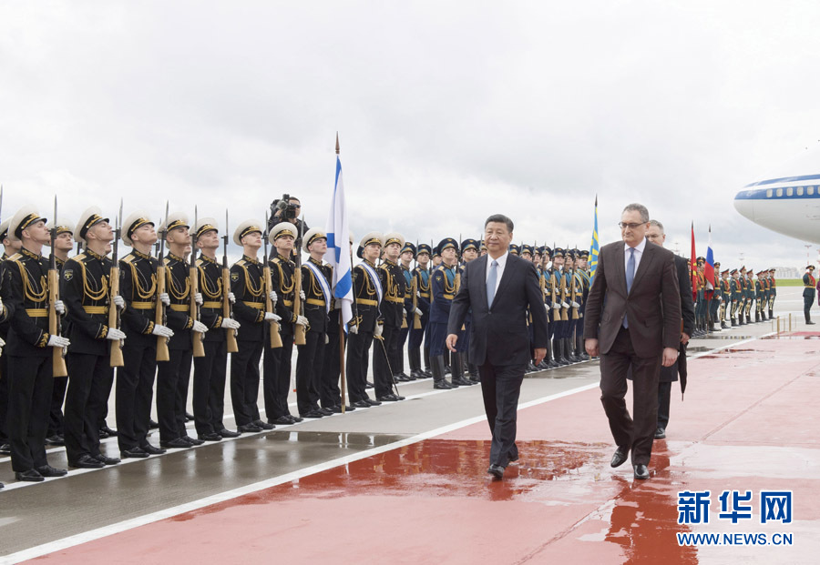 7月3日，国家主席习近平乘专机抵达莫斯科，开始对俄罗斯联邦进行国事访问。这是习近平出席机场欢迎仪式。 新华社记者 李学仁 摄