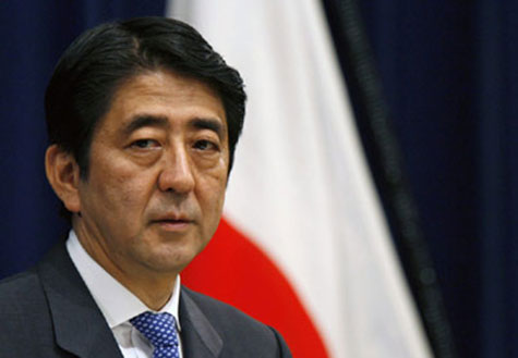 安倍“拜鬼”令日本四面楚歌