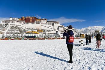 拉萨迎来今冬第一场雪